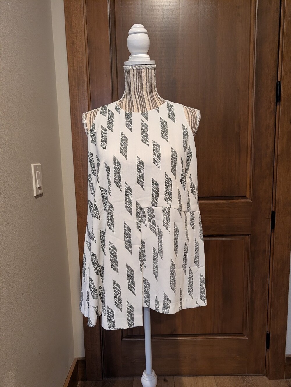 Alfani Sleeveless White Tunic Top with Gray Geometric Print